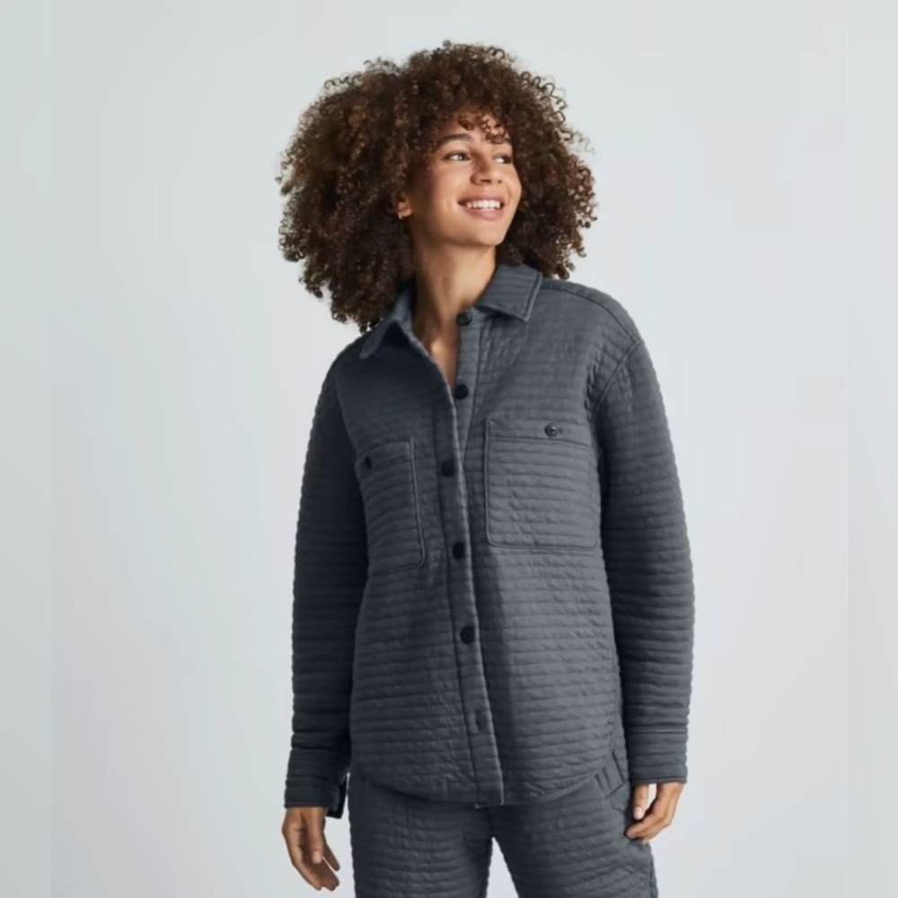 Everlane The Organic Cotton Quilted Shirt Jacket in Gray